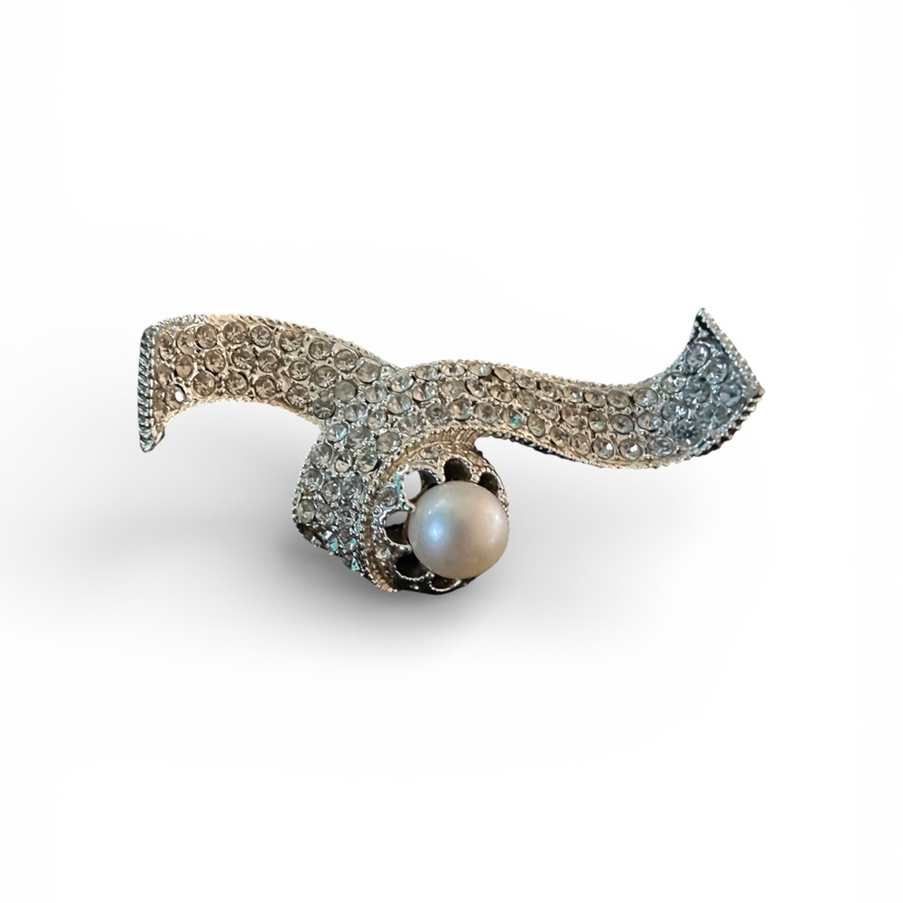 Elegant Silver and Pearl Brooch